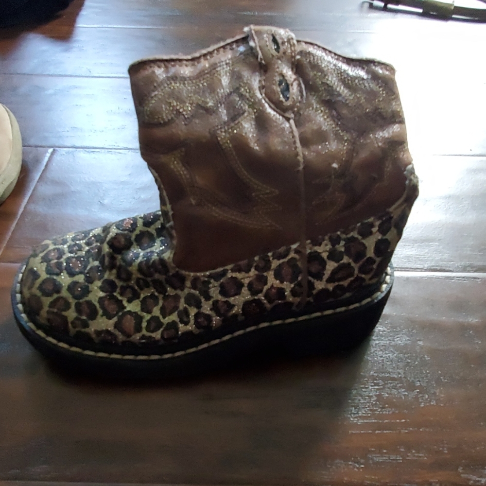 1 Sparkly ROPER Boots, 1 Plaid velcro SPERRY
